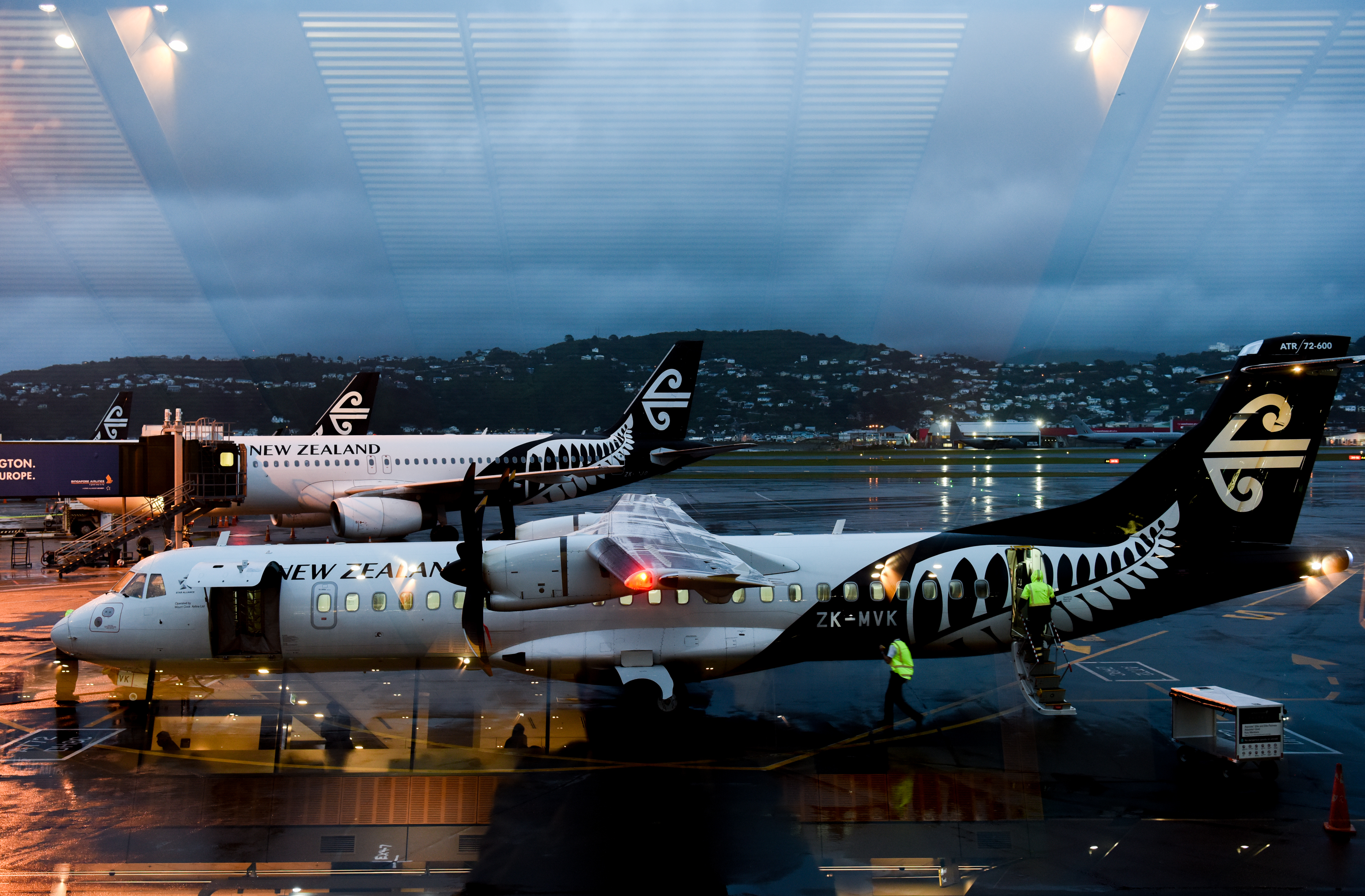 新西兰航空公司一架客机被闪电击中后返航