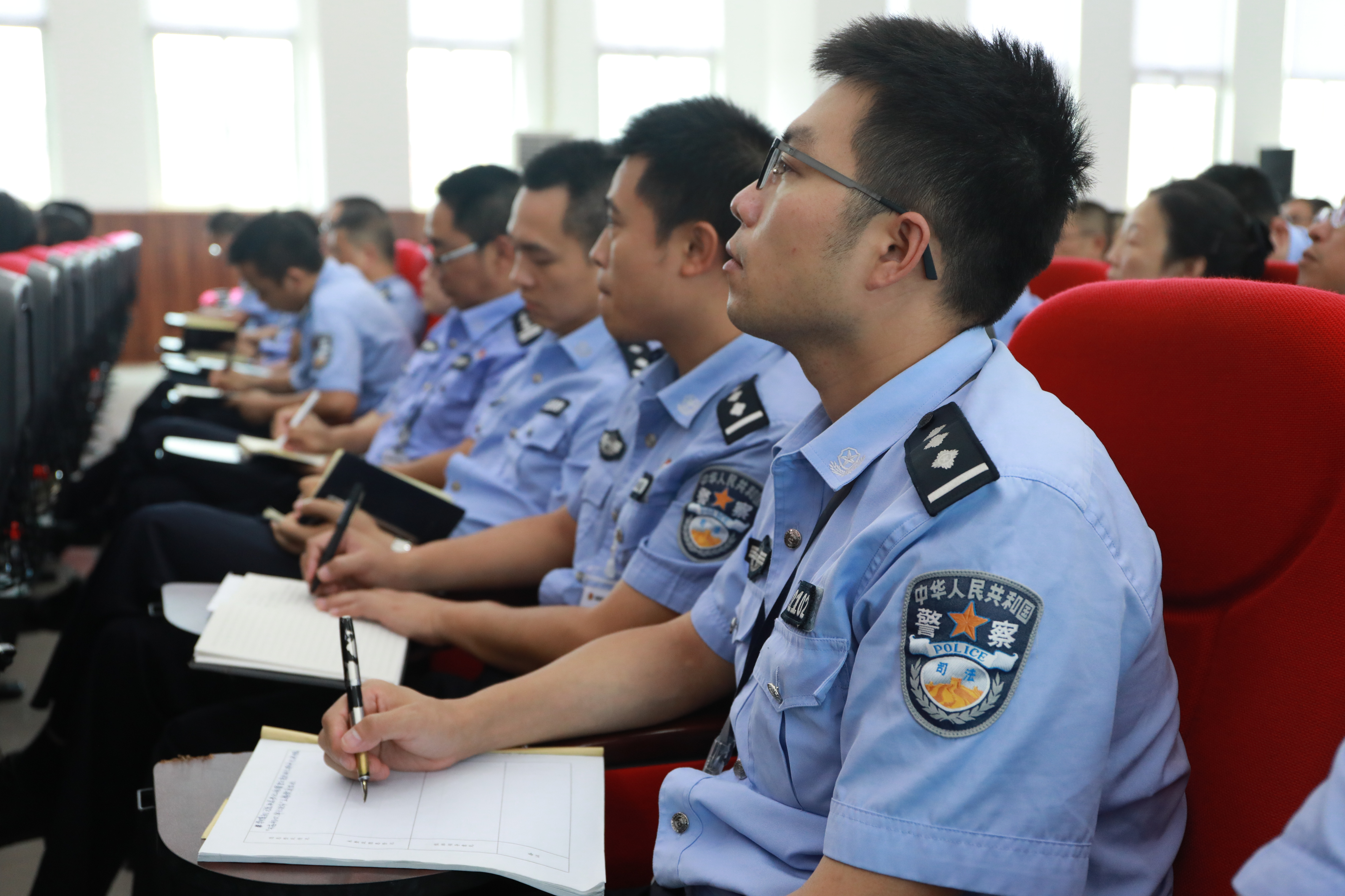重庆渝都监狱举办"不忘初心,牢记使命"主题教育形势政策教育专题讲座