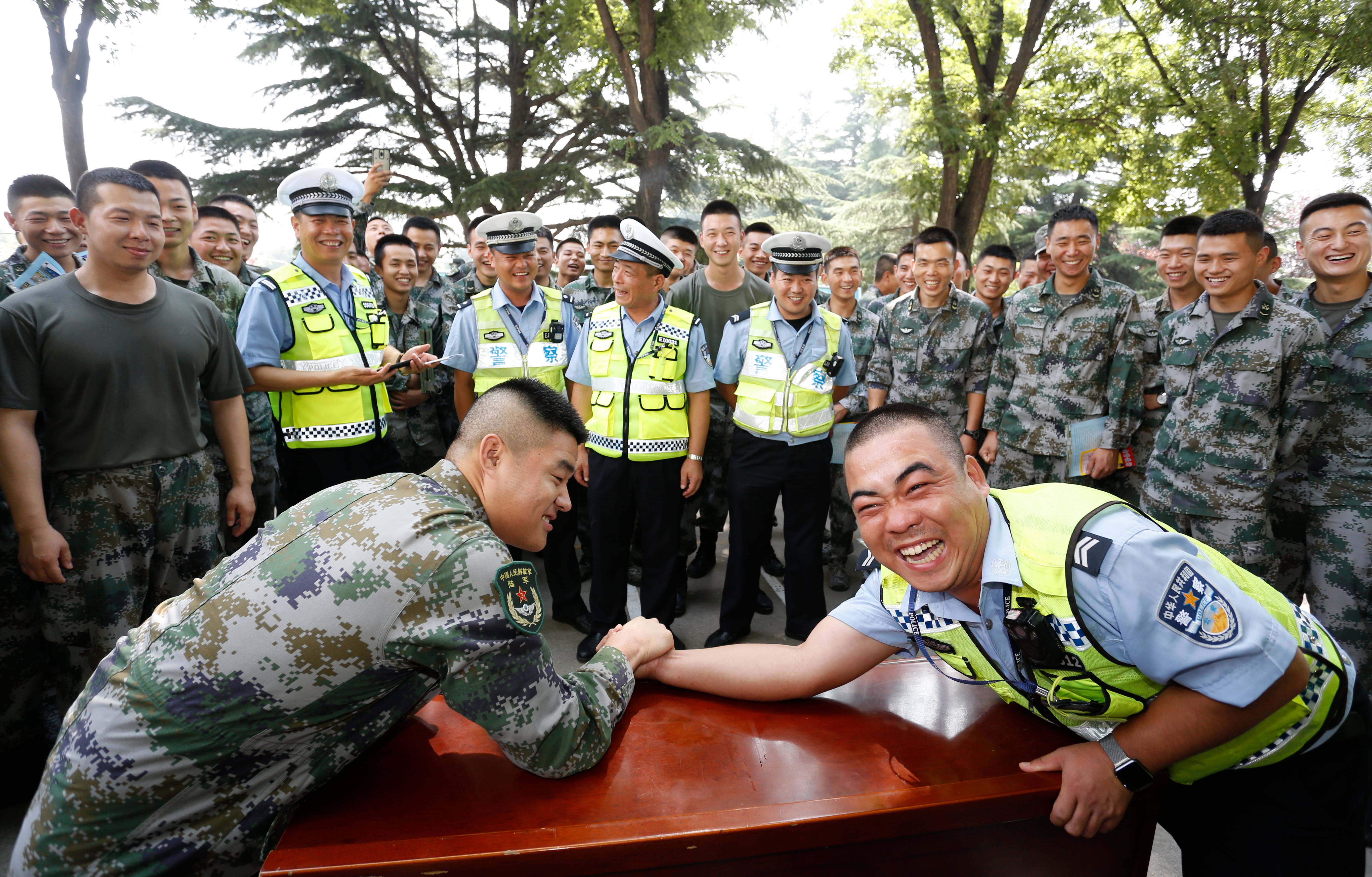 庆八一 军警一家亲