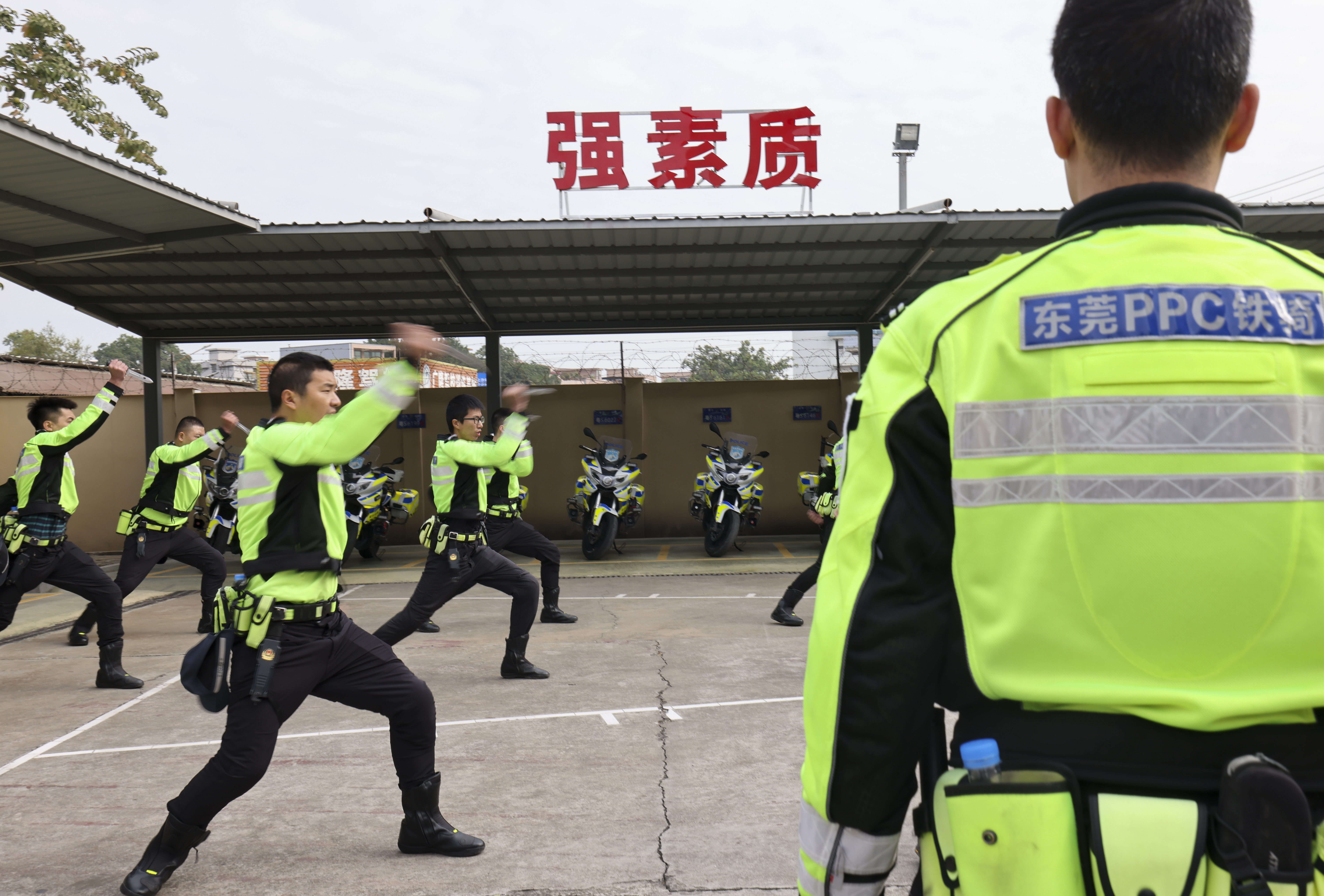67东莞铁骑身边的平安卫士