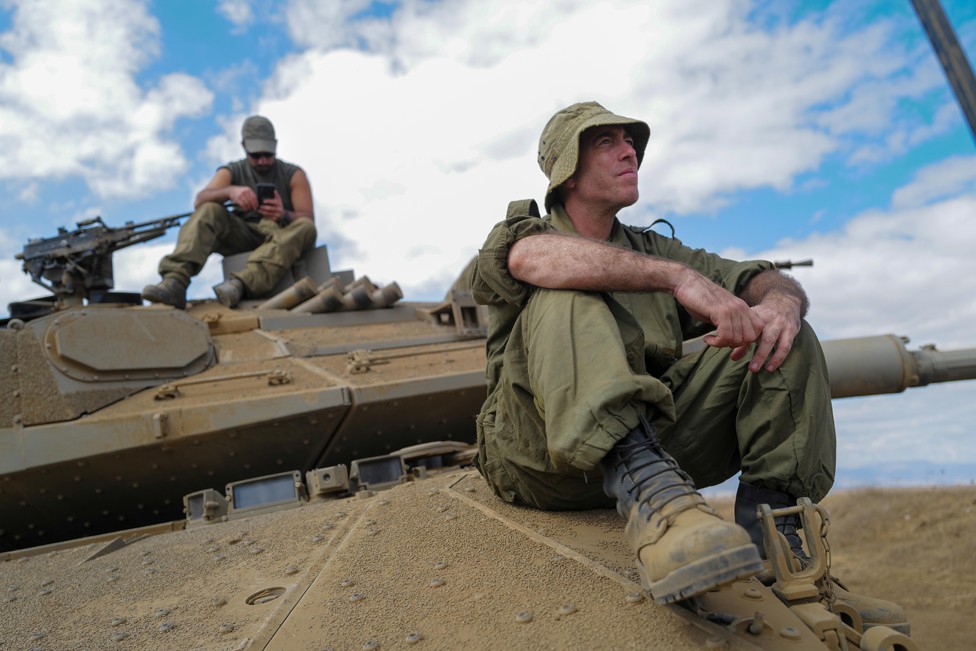 图片频道>国际博览> 10月18日,以色列士兵在戈兰高地参与军事演习.