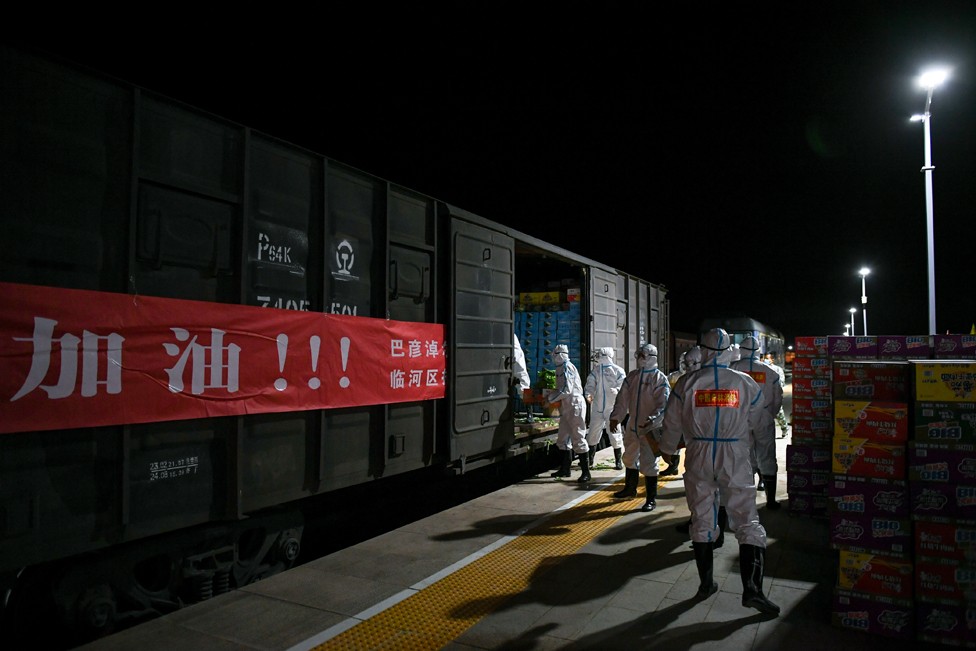 首趟支援额济纳旗防疫物资列车到站