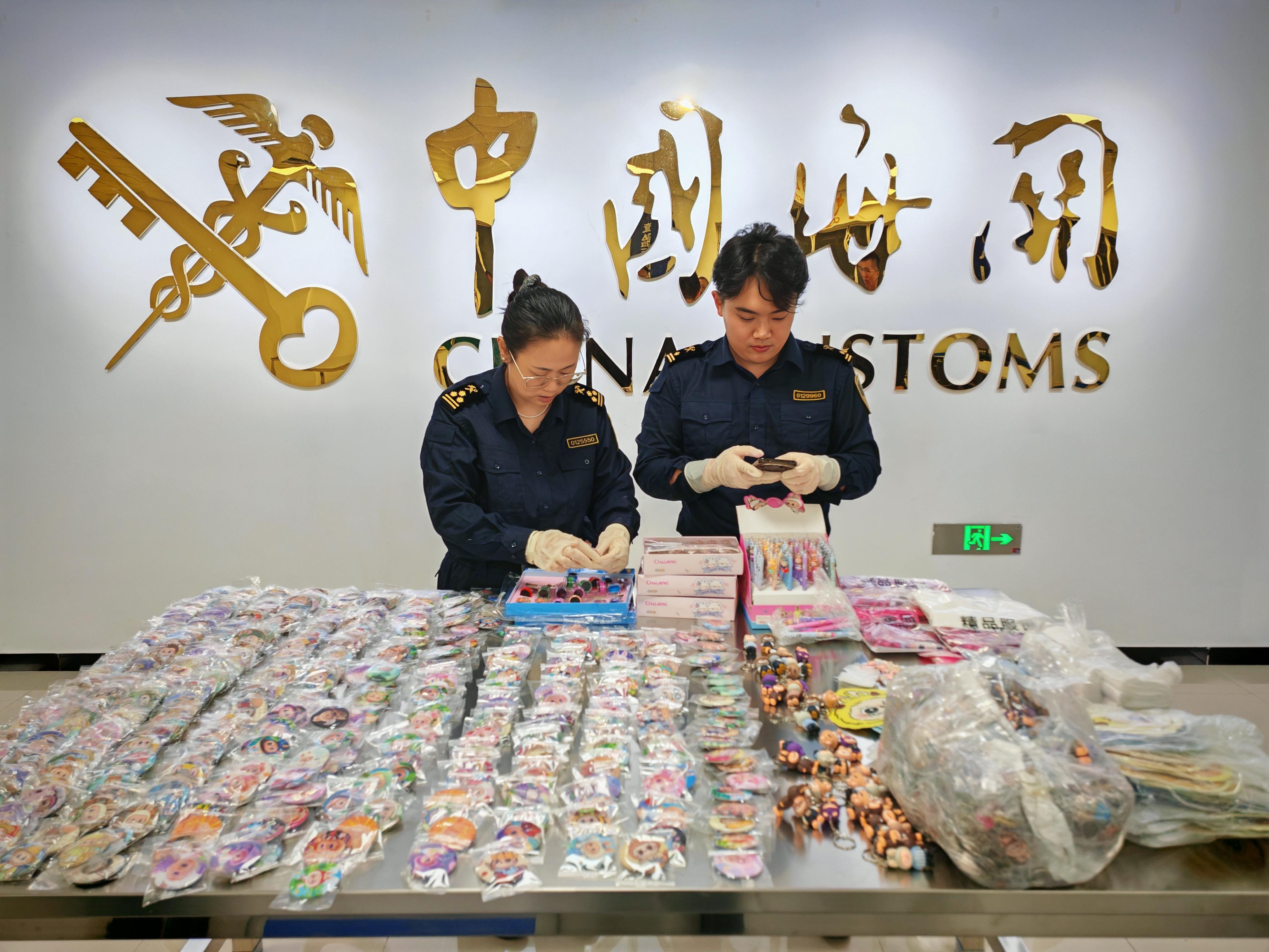 北京海关首次在邮递渠道查获侵权“LABUBU”物品2028件