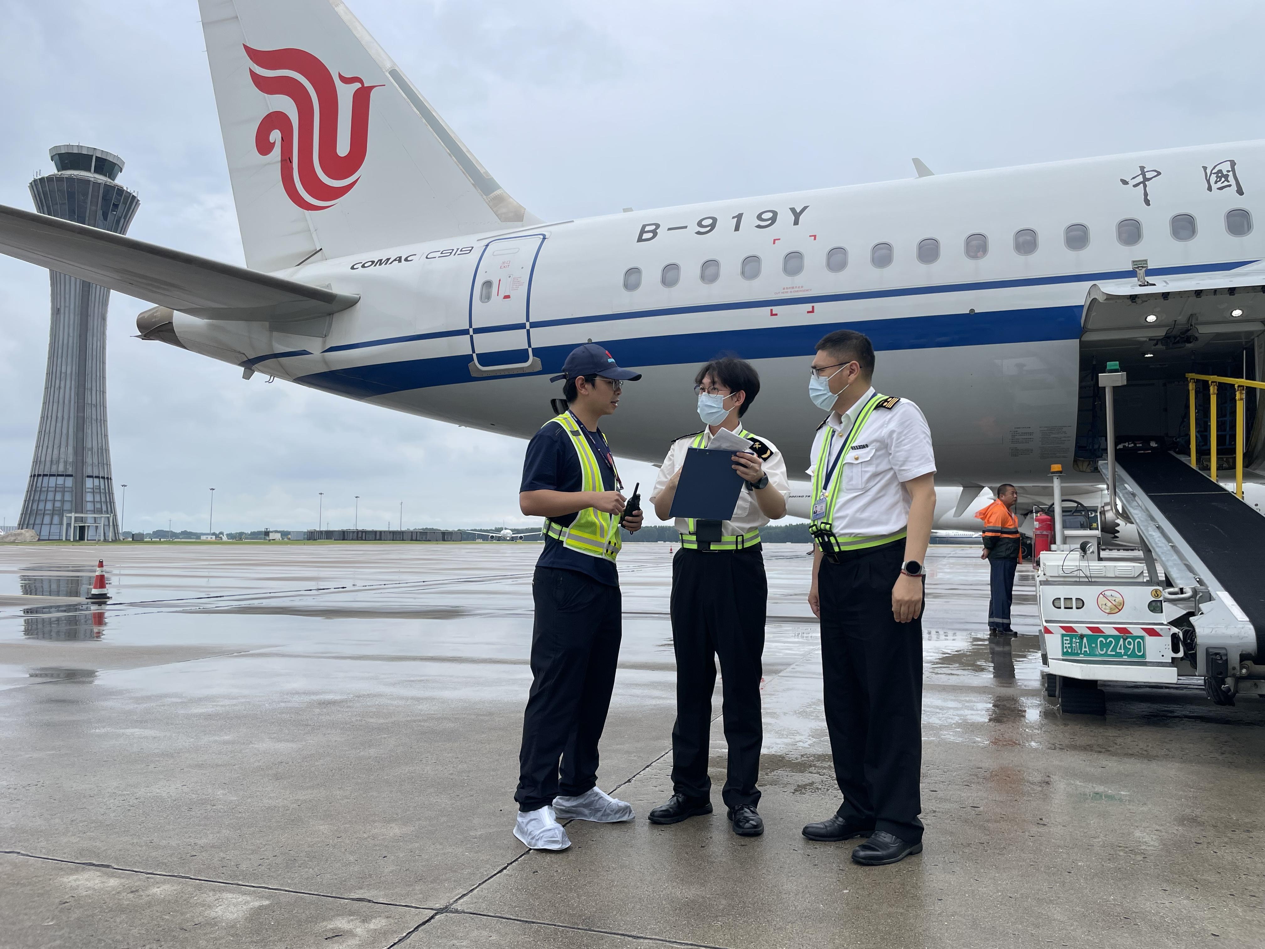 北京海关护航国产大飞机C919首条国际航线开飞