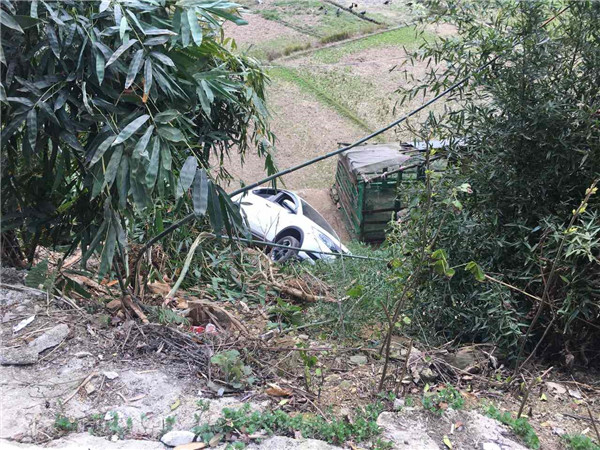 贵州罗甸一司机驾车失误滑翻下坎 所幸无