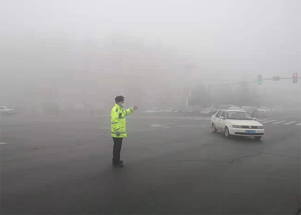 吉林交警迎战雾霾天气保道路安全畅通