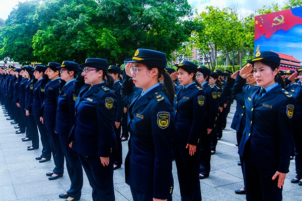 图为身着新的制式服装的女执法人员