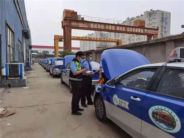 山东济南市公安局车辆管理所上门为22辆新能源出租车进行注册登记