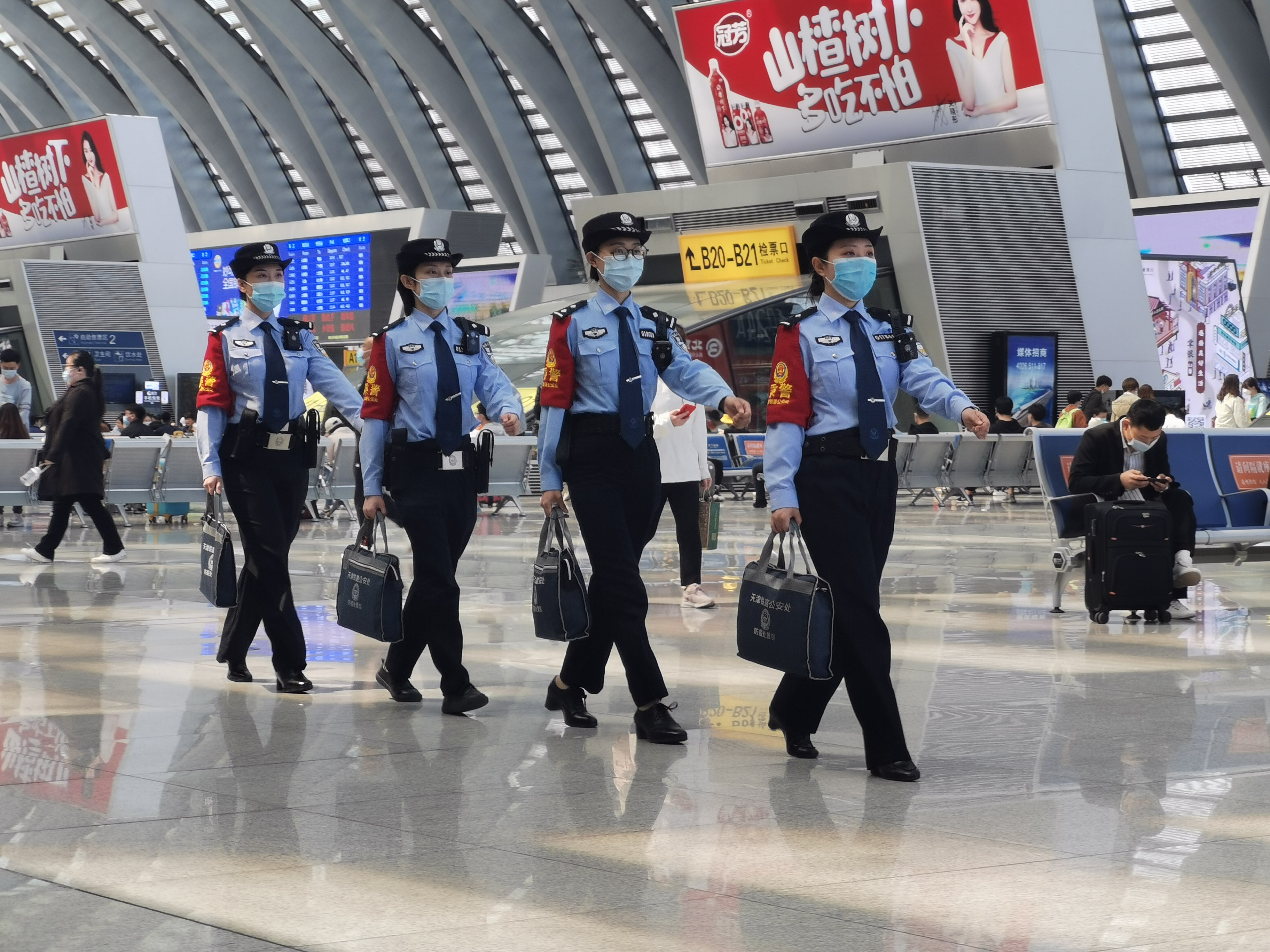 穿行在京沪高铁上的女子乘警组