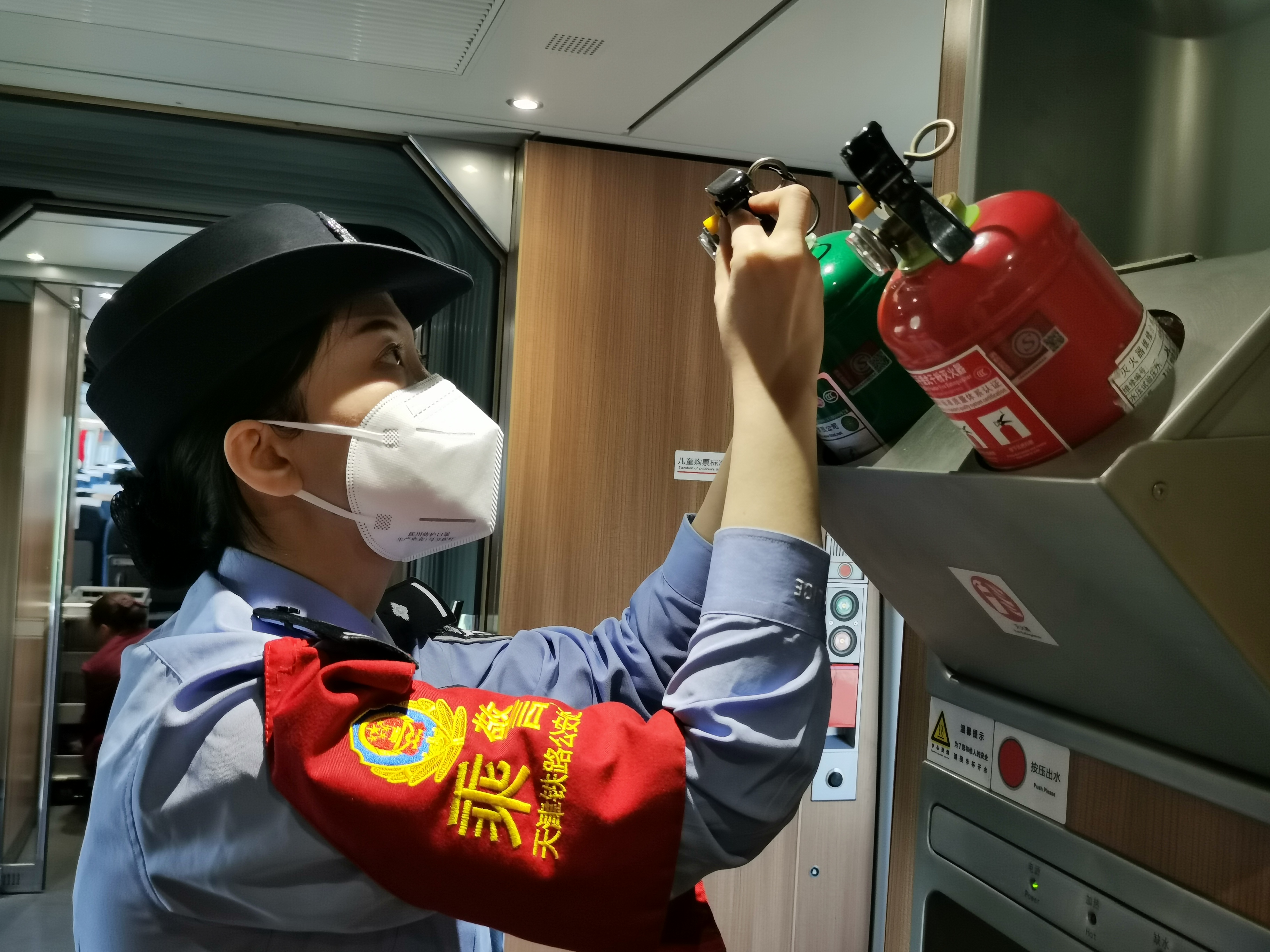 穿行在京沪高铁上的女子乘警组