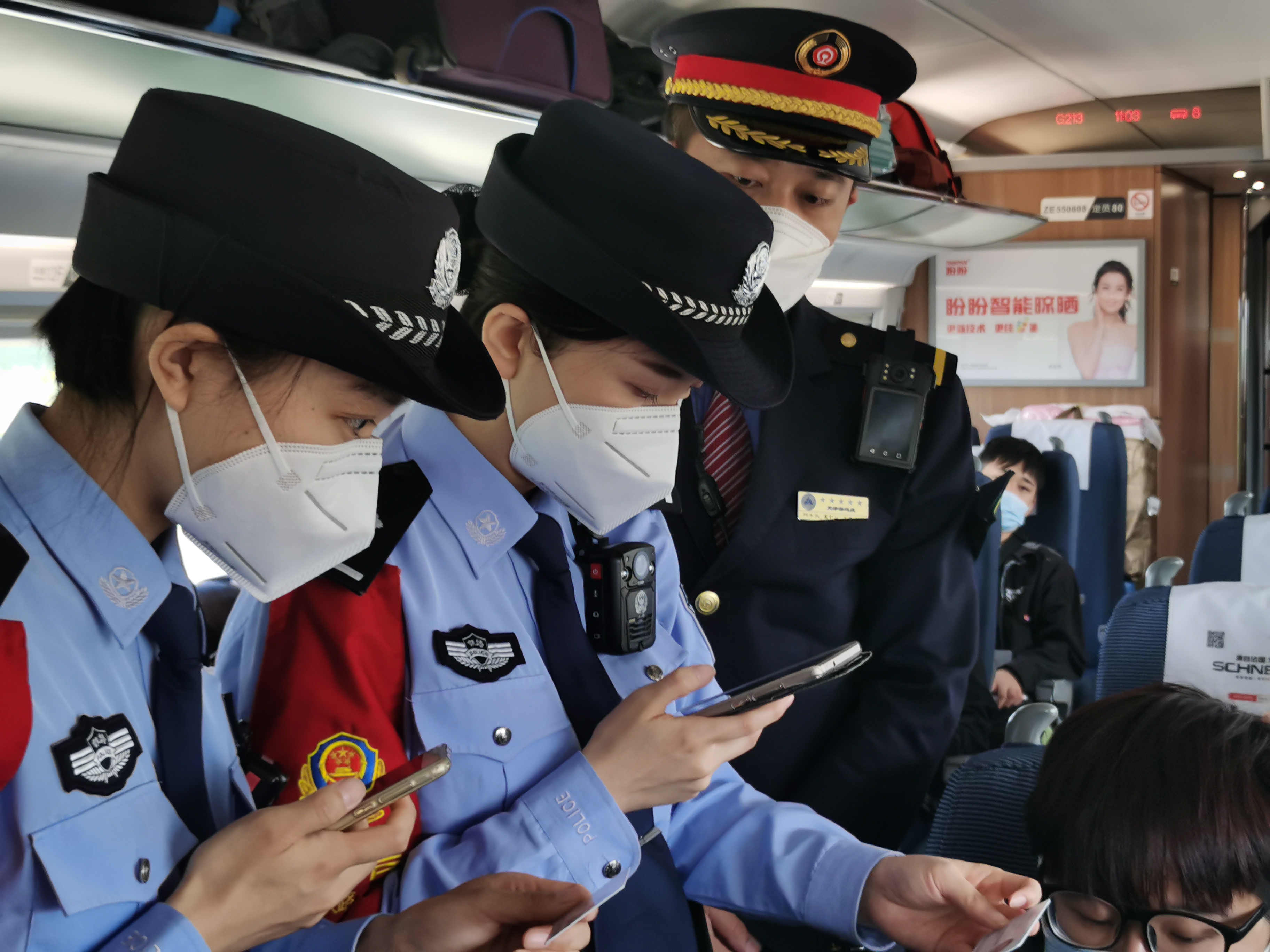 穿行在京沪高铁上的女子乘警组