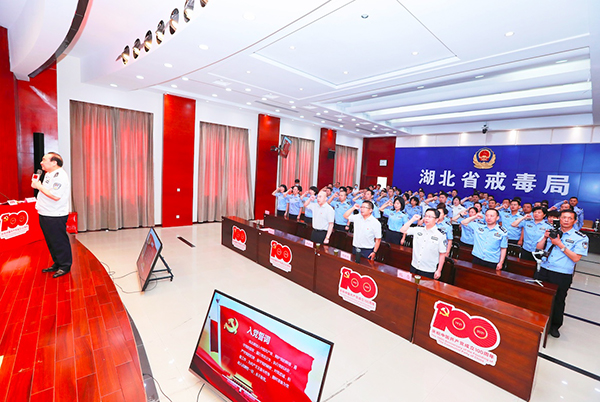 图为活动现场重温入党誓词.赵军/摄