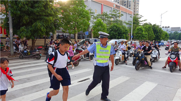 我为群众办实事 | 广西玉林交警:"护学岗"打造平安上学路