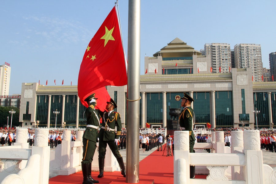 向国旗敬礼!