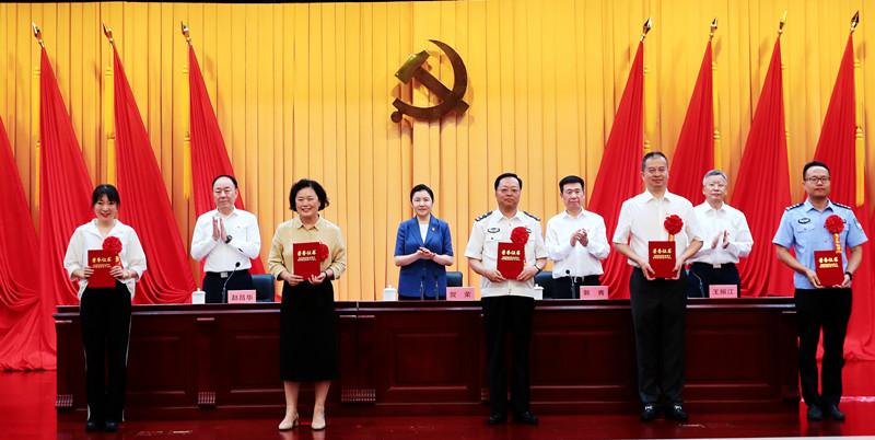 司法部举行“光荣在党50年”纪念章颁发仪式暨“两优一先”表彰大会