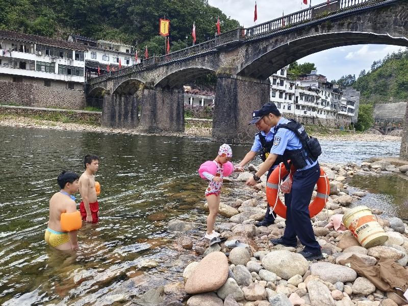 每日一图 | 筑牢防溺水“安全堤”