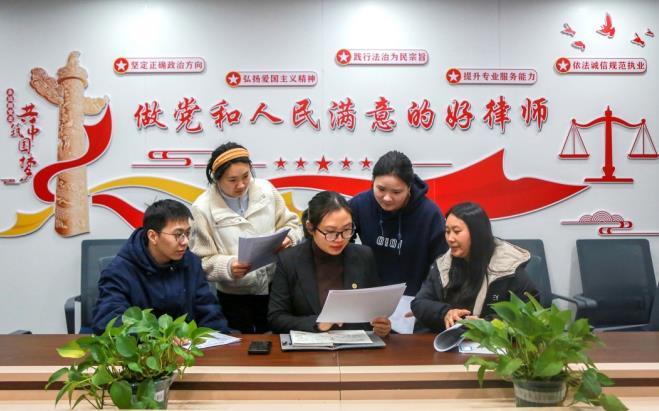 贵州凯里律师集体讨论法律援助案件办理情况