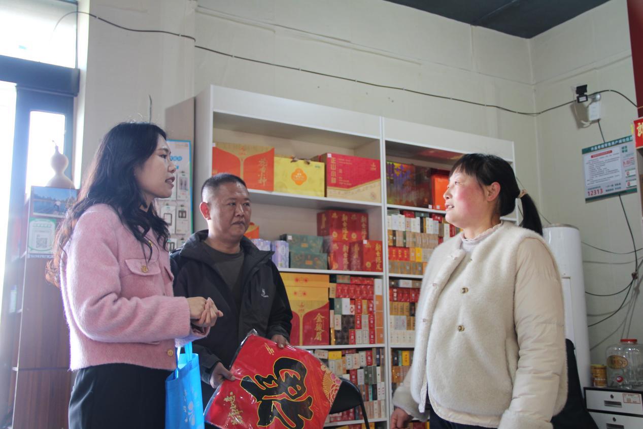 图为王萌萌为商户送上新春法治大礼包。通讯员 朱新宇 摄.jpg