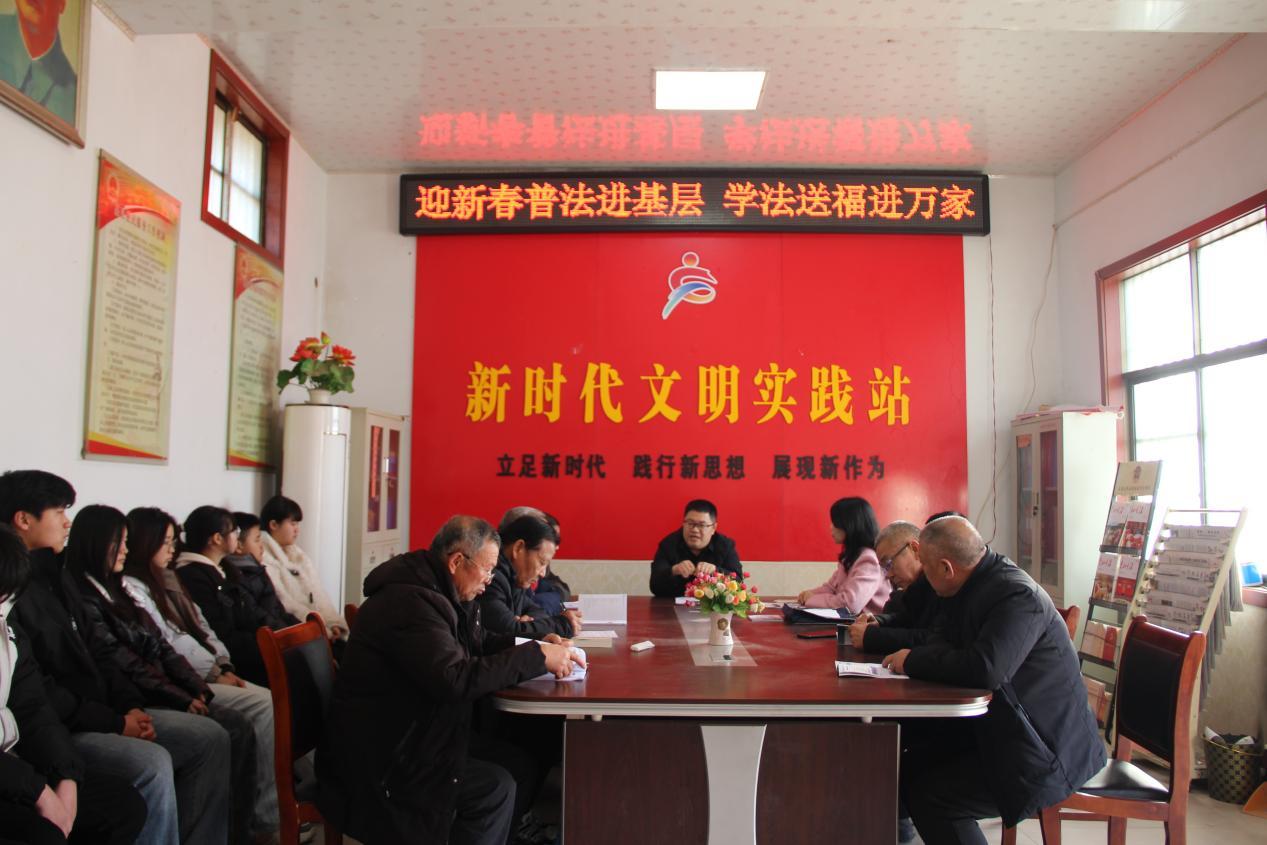 图为刘奇为陈故村村民讲解法律知识。通讯员 朱新宇 摄.jpg