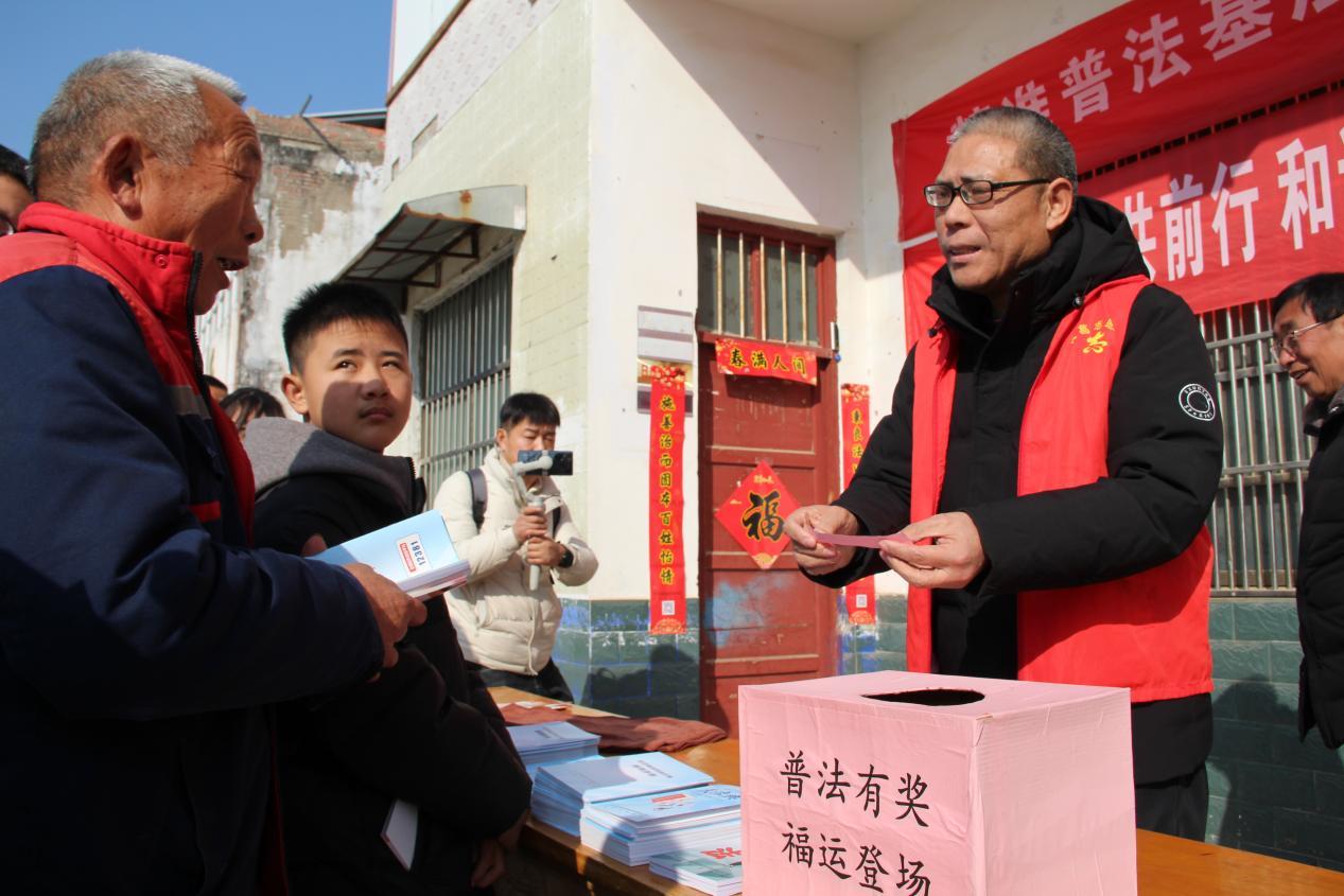 图为刘志轩正在向村民进行有奖提问。通讯员 朱新宇 摄.jpg