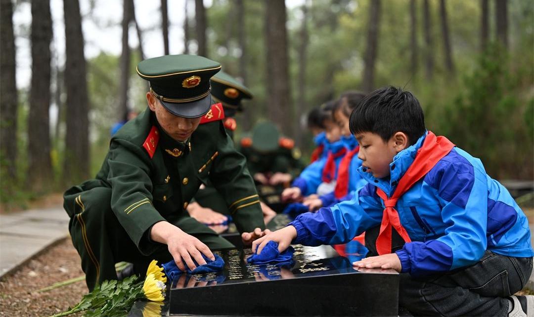 “清明祭英烈 薪火永相传”主题祭扫活动开展