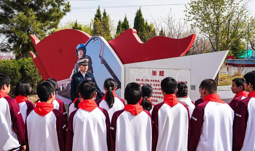 海军航空兵某部：传承英模精神 矢志奋斗强军