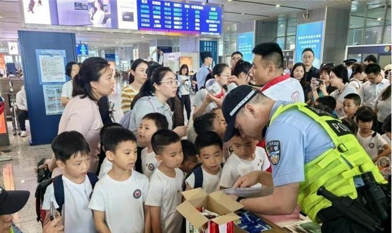 站台普法润童心 反邪护航守平安