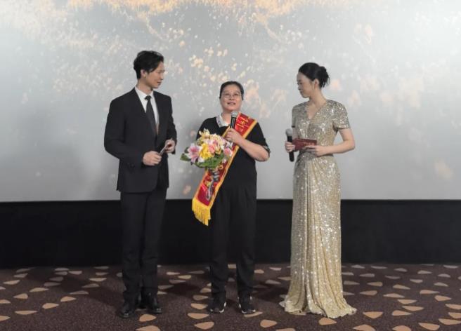 公益法治微电影《万里花开》在乌鲁木齐展映