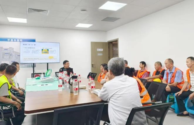 上海长宁法援将普法宣传直通车开进工地