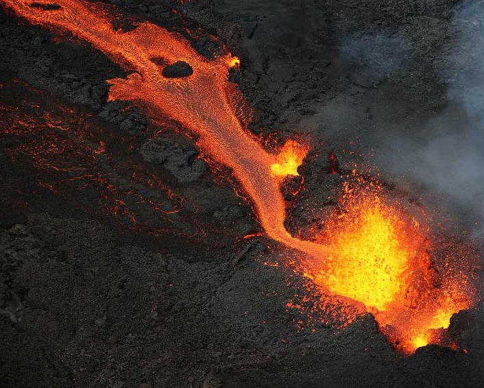 人民网讯 当地时间2021年4月10日,法属留尼汪岛富尔奈斯火山(piton