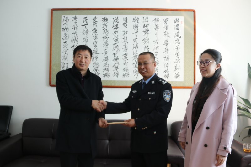 法制网讯 (薛图)1月24日上午,龙井市副市长宫胜杰一行到开山屯出入境