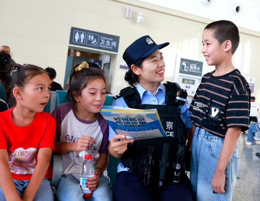 新疆阿克苏铁警：反诈宣传服务队守好旅客“钱袋子”