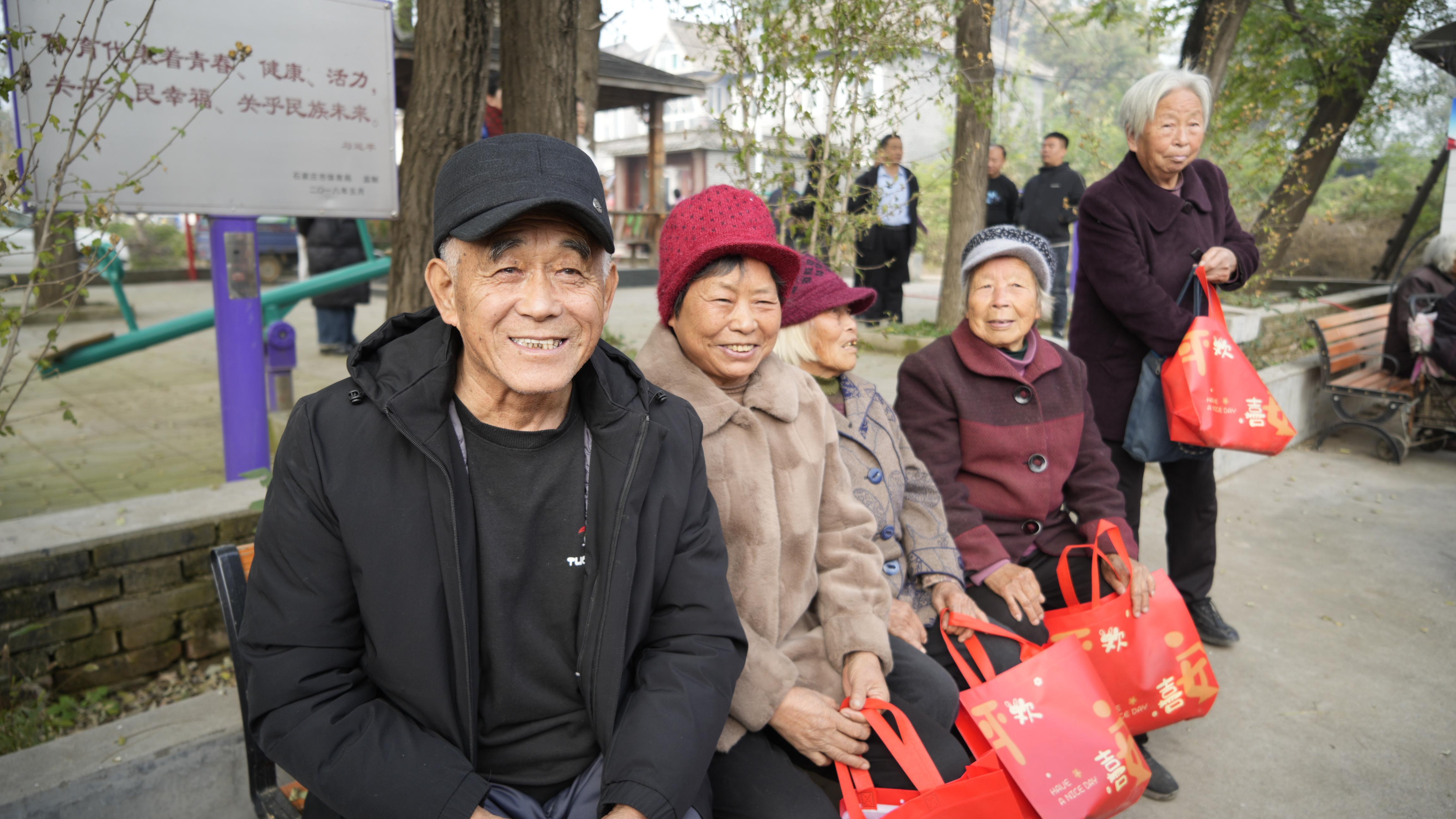为65岁以上老人发放爱心礼包1.jpg