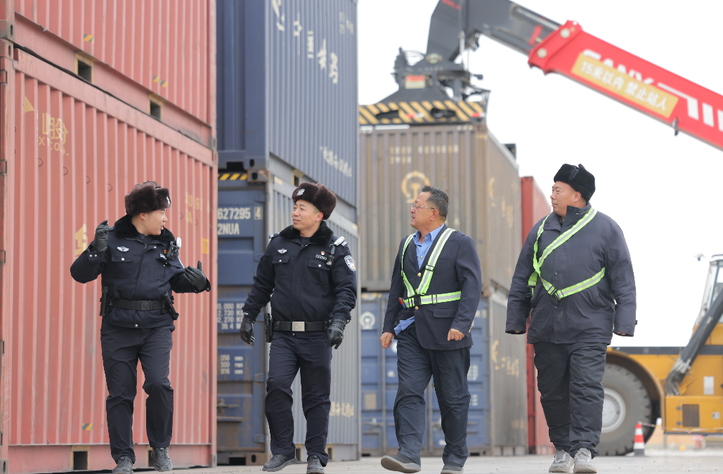 高原铁警护航煤炭外运 筑牢雪域运输安全线