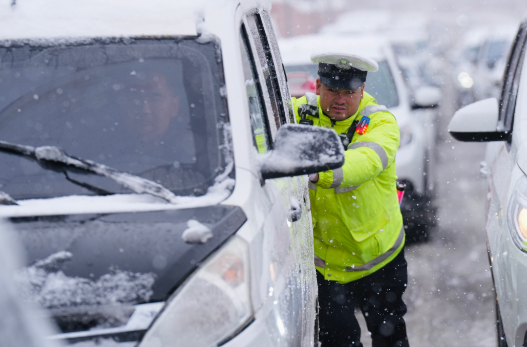 乌鲁木齐交警：昼夜奋战暴雪一线 全力守护城市交通生命线