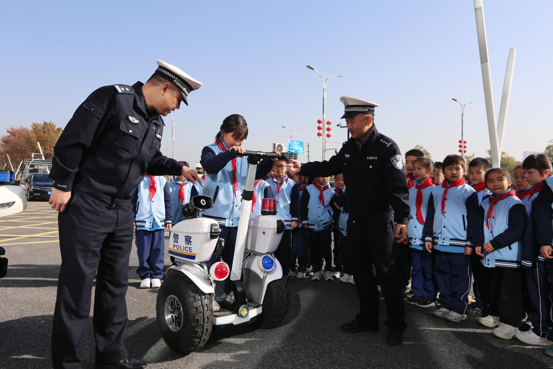 江西赣江新区交警：点亮出行路 共筑平安途