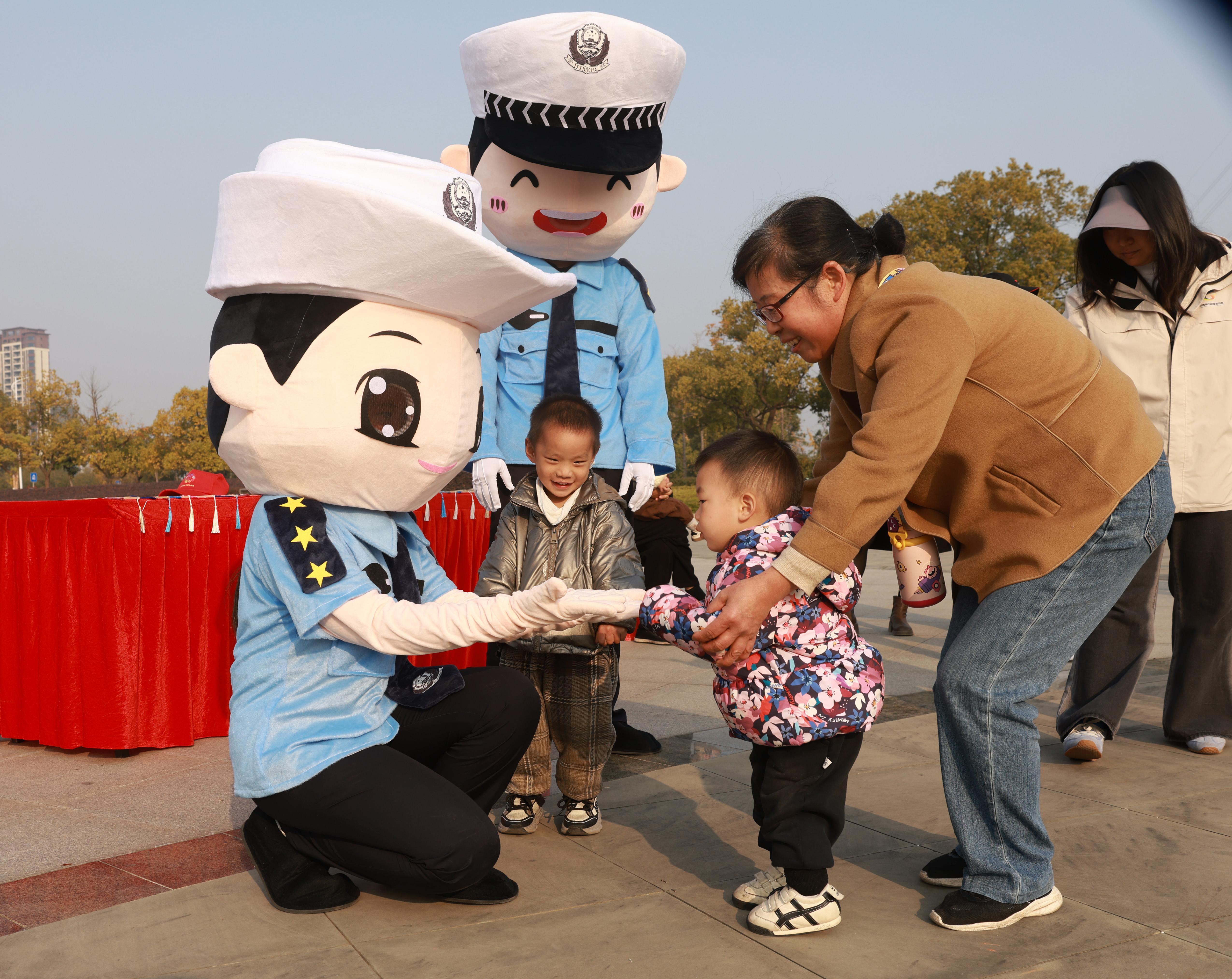 江西共青城开展122交通安全宣传主题宣传活动