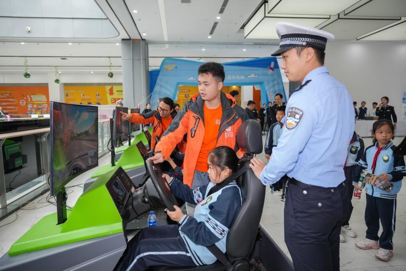 广西南宁举行第十四个122“全国交通安全日”主题活动