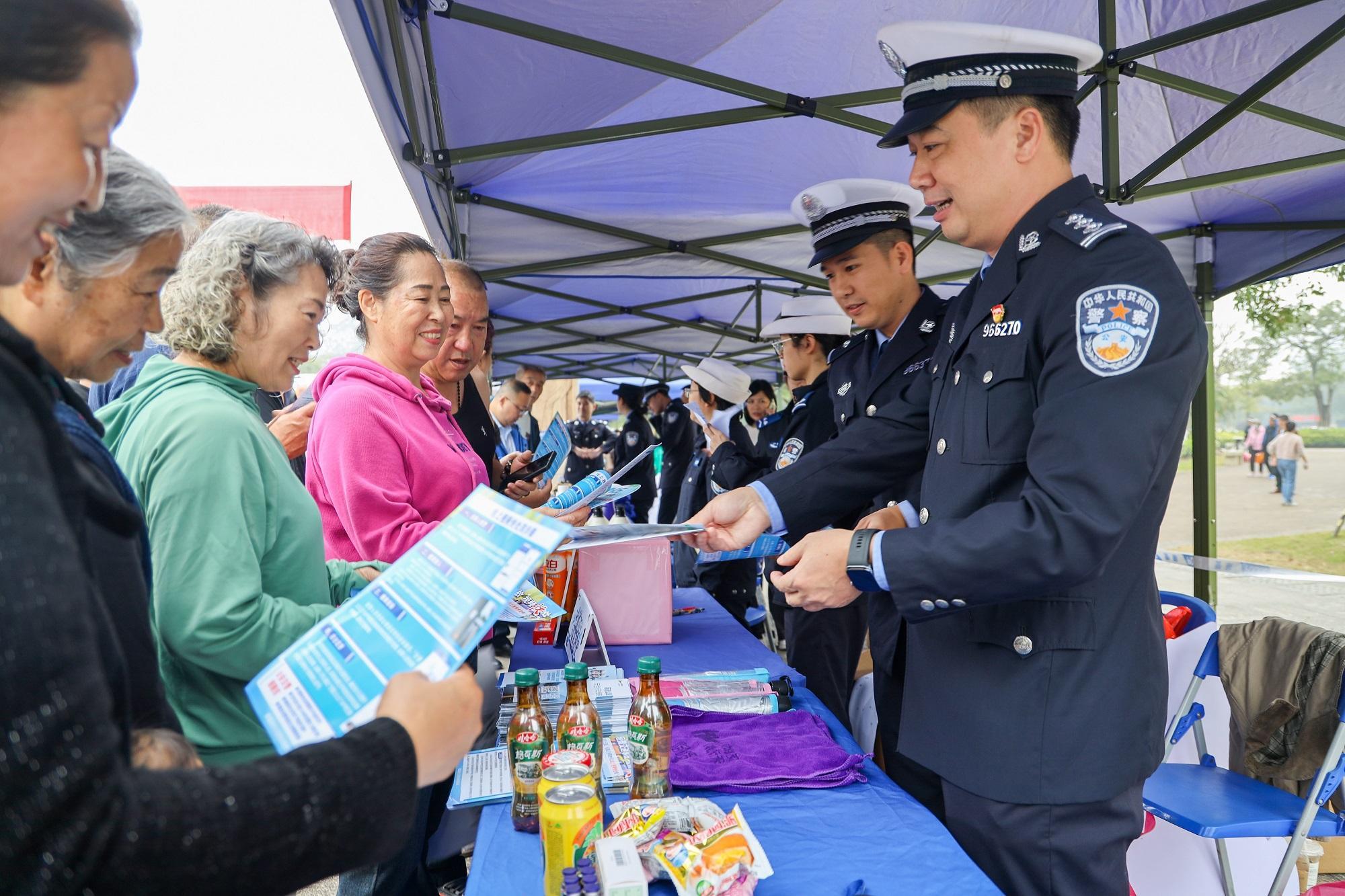 防城港市开展122“全国交通安全日”主题活动