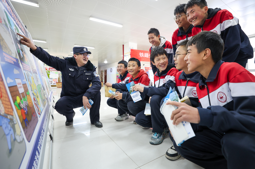 青藏铁路公安局西宁公安处举行“筑天路 保平安”主题宣传汇演