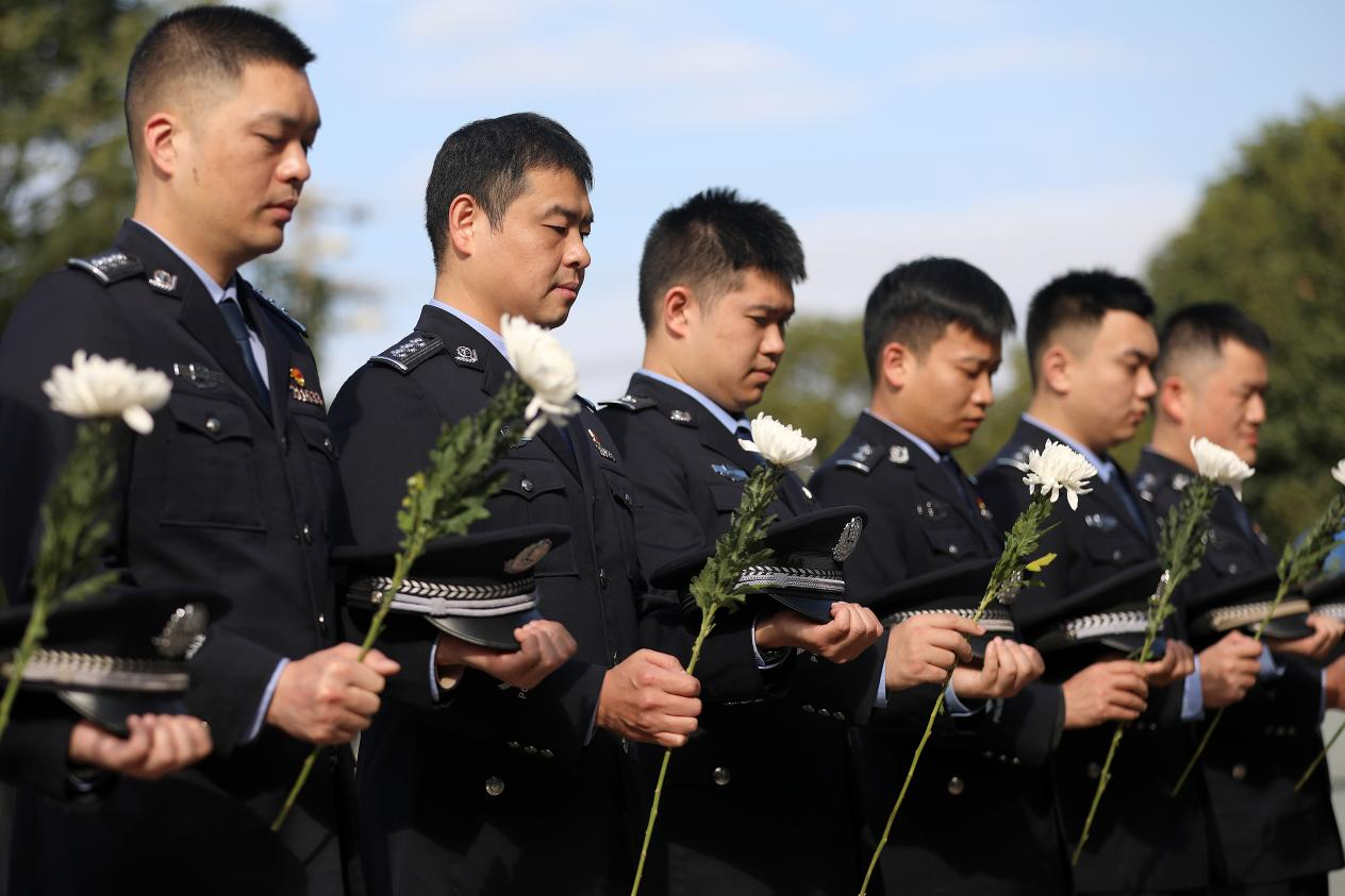 宁波机场出入境边防检查站组织开展国家公祭日纪念活动