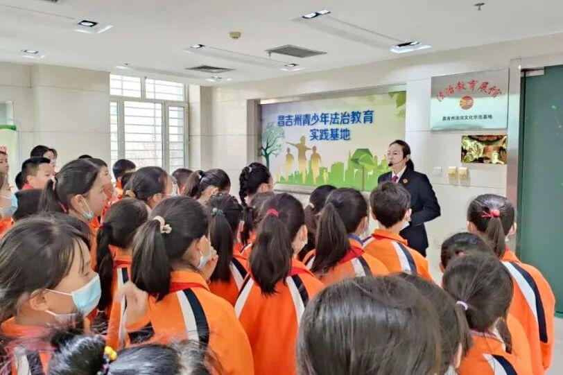 为青春远航撑起法治晴空——新疆昌吉州：让法治之光照亮青少年成长之路