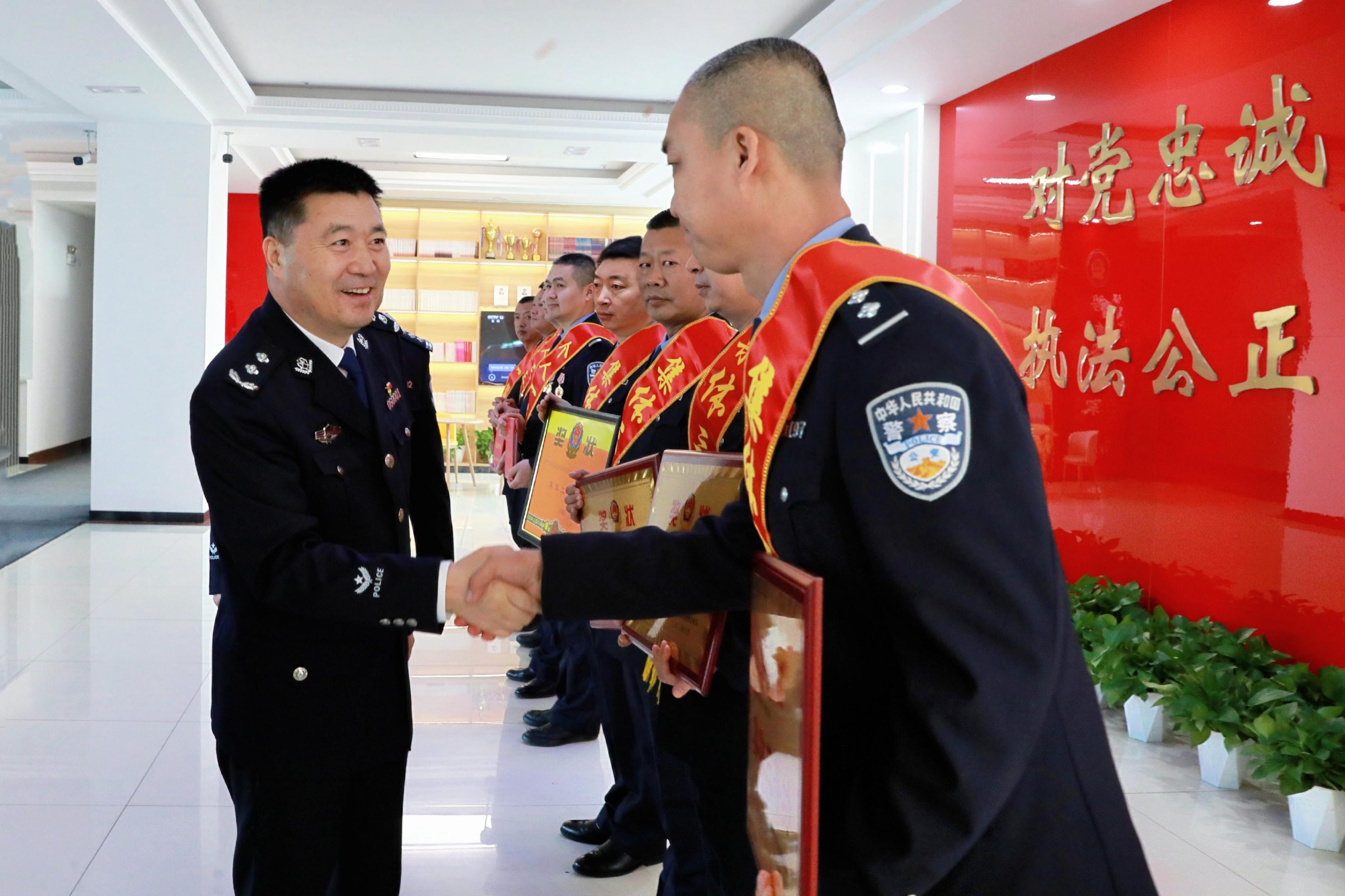 新疆伊犁州直公安机关开展“送奖上门”活动