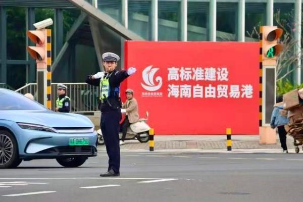 海口公安交警开展路口指挥管理大比武