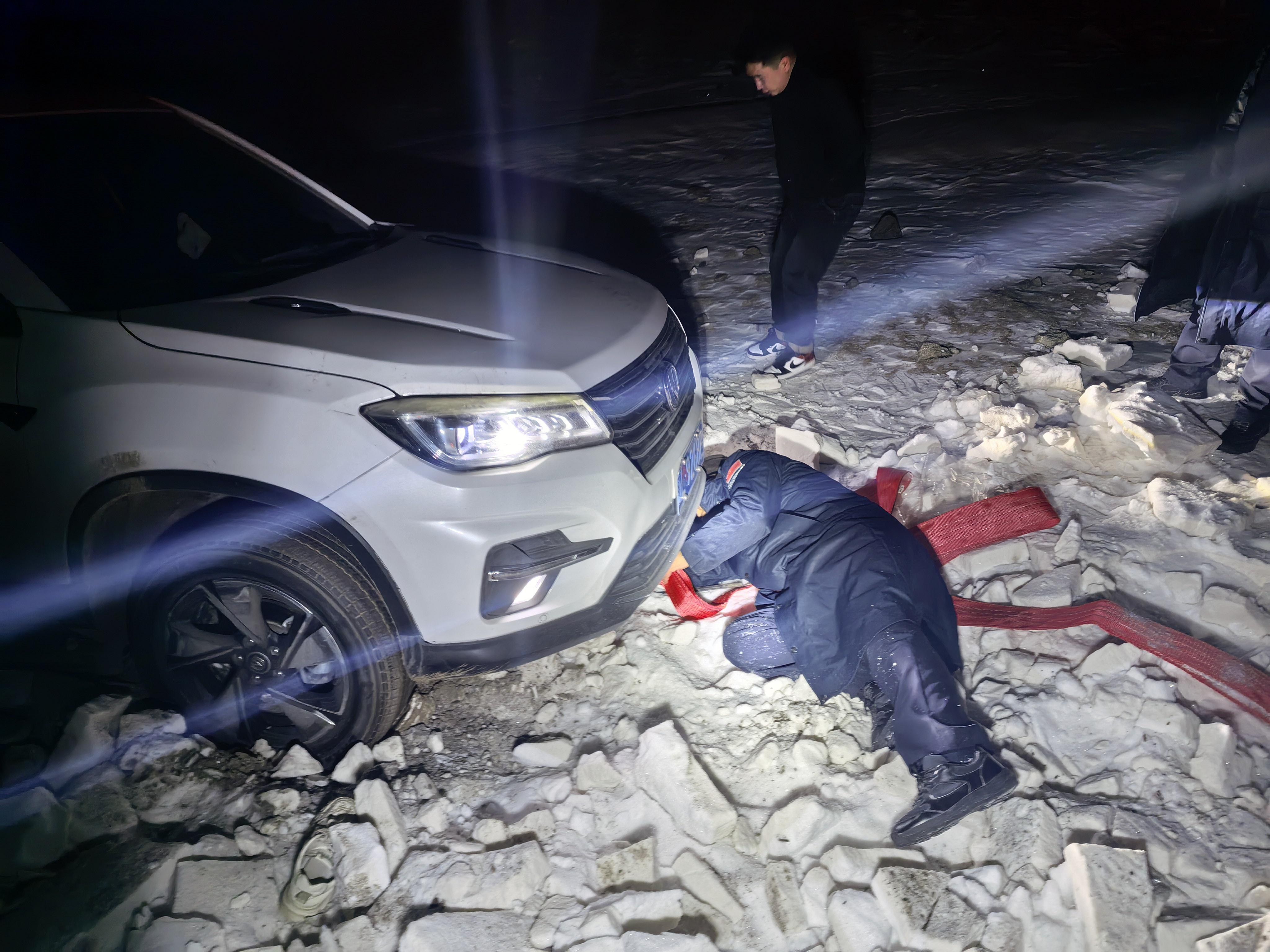 新疆哈密：民警深夜救援被困游客