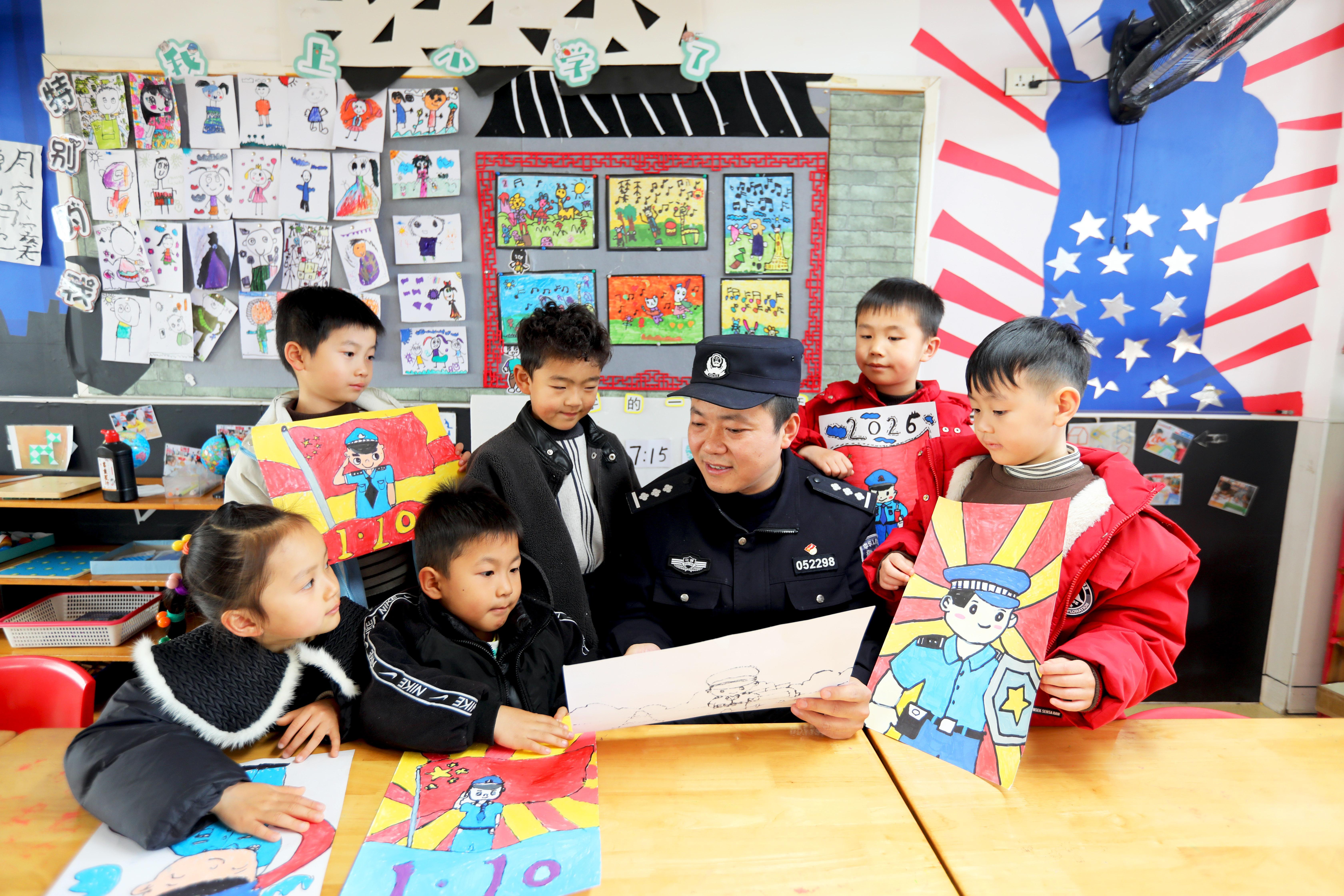 江西分宜：“童画”映警心 萌娃送祝福