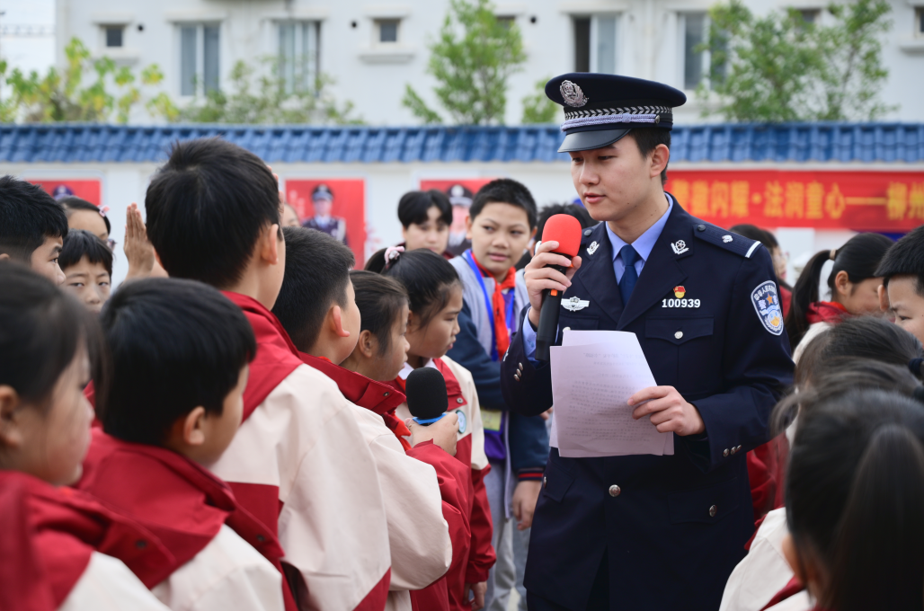广西来宾北站派出所用“移动课堂”播撒法治种子