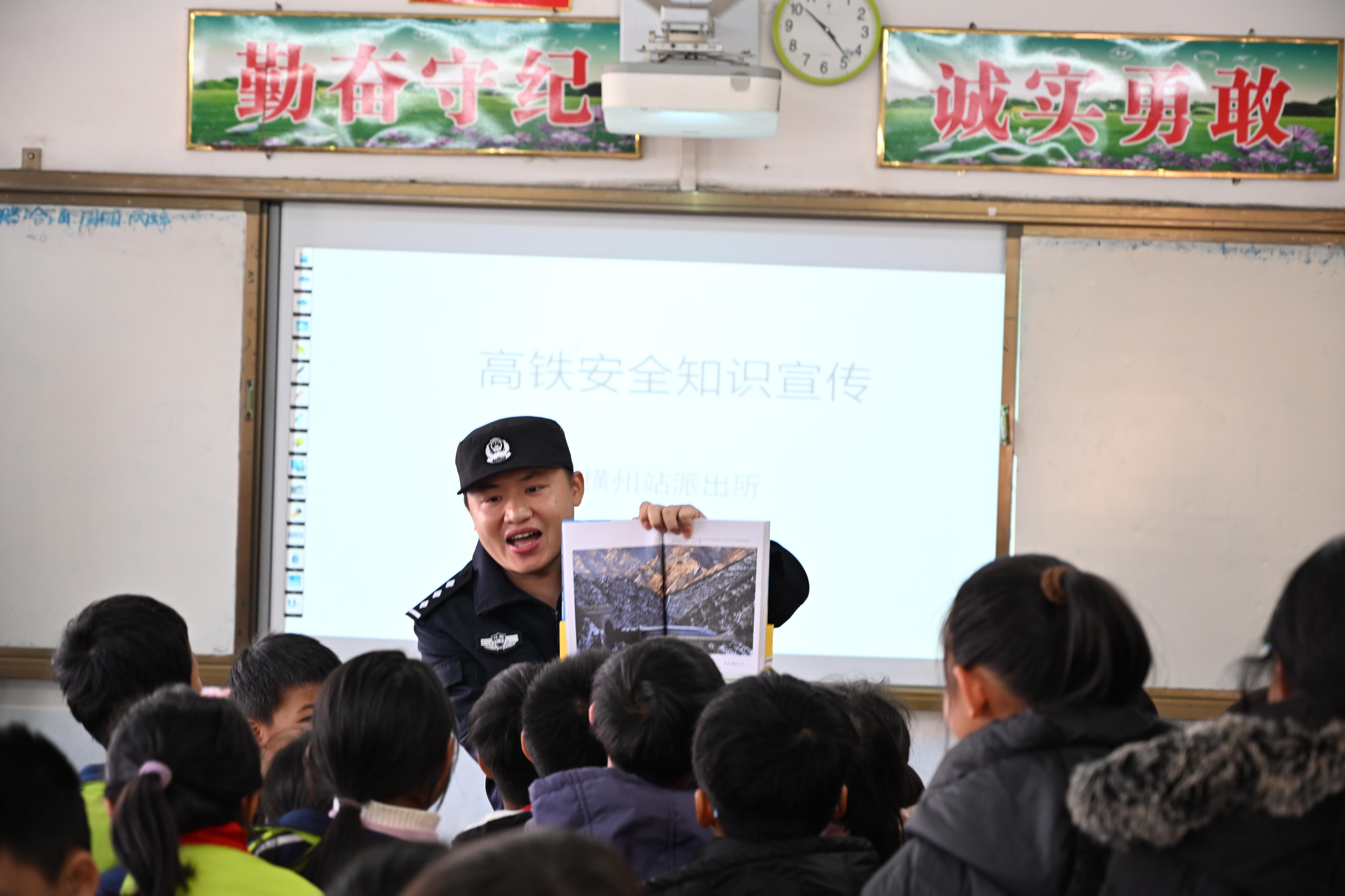 南宁铁路公安局南宁公安处开展铁路安全宣传活动