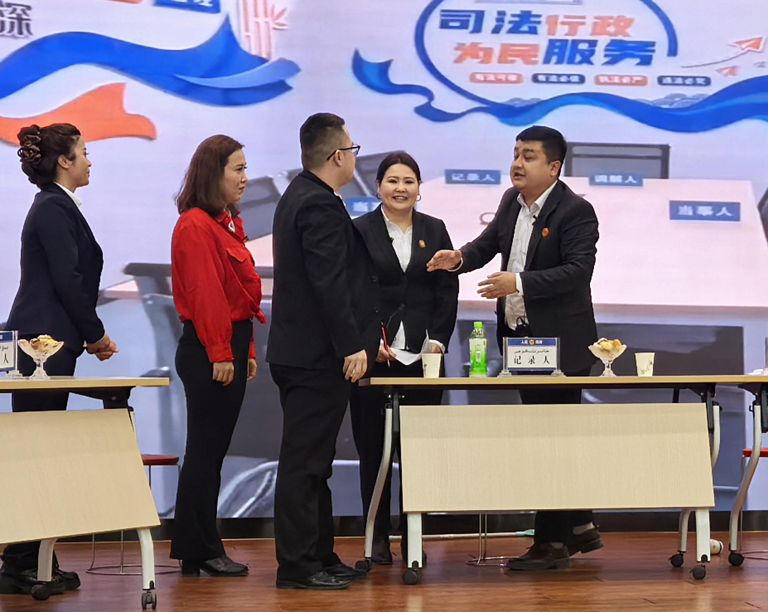 新疆吐鲁番市：婚姻家庭纠纷调解“大比武” 情景剧展现“甜蜜下午茶”调解法