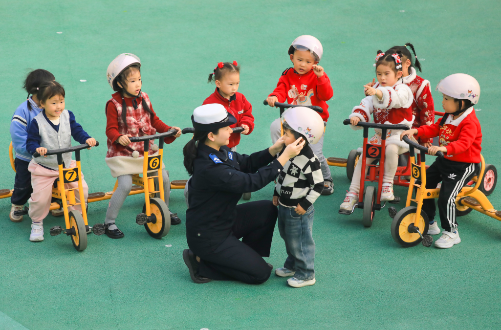 江西赣州：趣味学交规 平安伴童行